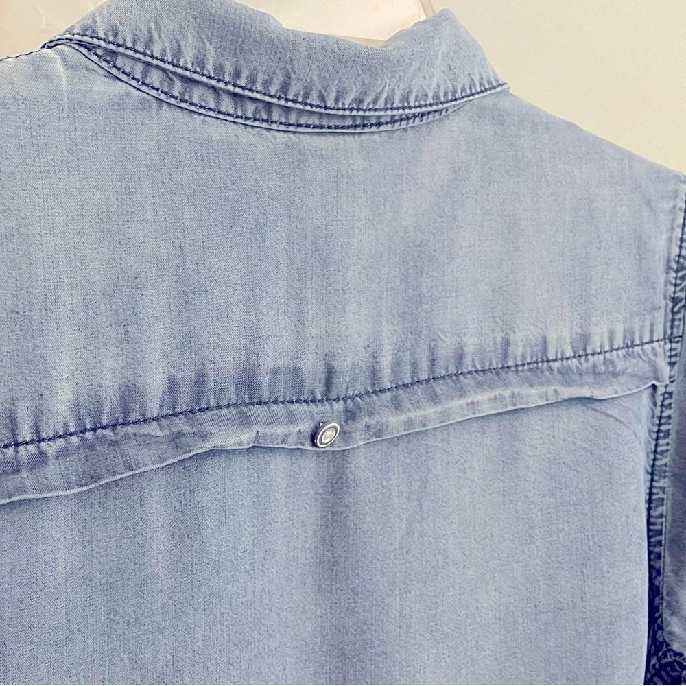 Coldwater Creek 6/8 Blue denim ombre blouse‎ 100% Tencel(Lycell) Hidden buttons. - Picture 7 of 11